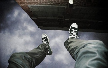 Свежие новости: Прыжок из окна в Киеве оказался попыткой самоубийства