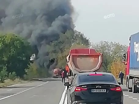 Фото новости: На одесской трассе возле Николаева после столкновения с деревом загорелась фура с цистерной – водитель погиб Свежие новости: На одесской трассе возле Николаева после столкновения с деревом загорелась фура с цистерной – водитель погиб