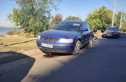 Свежие новости: В Николаеве пьяная компания на авто врезалась в бордюр