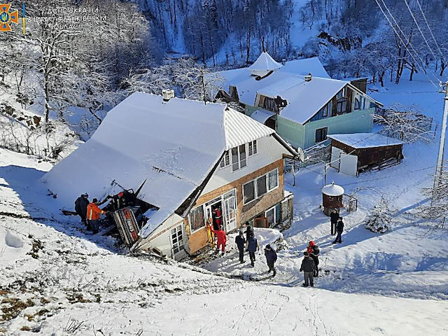 Свежие новости: На Прикарпатье автомобиль слетел с обрыва и упал на крышу коттеджа