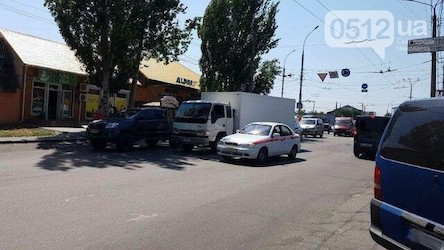Фото новости: В центре Николаева пробка - девушка за рулем Nissan врезалась в грузовик Свежие новости: В центре Николаева пробка - девушка за рулем Nissan врезалась в грузовик