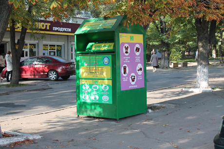 Свежие новости: Ложка дьогтю у діжці меду – разом з уживаними речами до соціальних контейнерів южноукраїнці кидають сміття