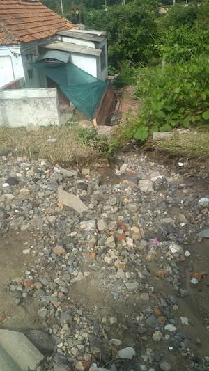 Свежие новости: В Николаеве во время ливней сточные воды снесли ворота в одном из дворов