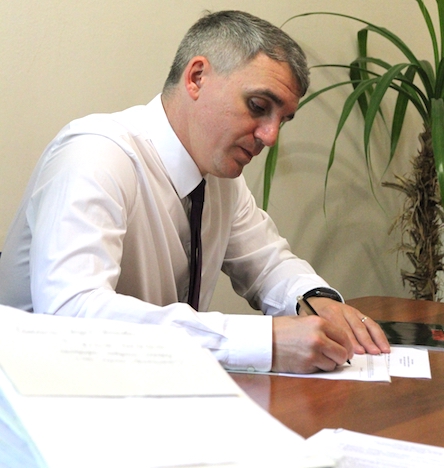 Свежие новости: По поручению Сенкевича специалисты мэрии проверяют законность работы «наливайки» возле конечной остановки троллейбусов