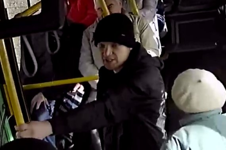 Свежие новости: ВИДЕО:  В Николаеве агрессивный пассажир зеленого автобуса ударил водителя