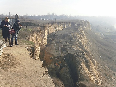 Фото новости: ФОТО: В Очакове произошел масштабный оползень – обвалилась часть берега Свежие новости: ФОТО: В Очакове произошел масштабный оползень – обвалилась часть берега