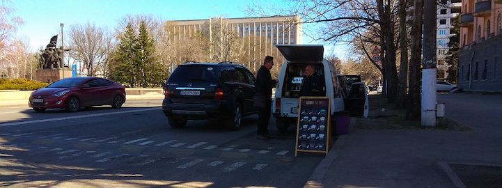 Свежие новости: Депутат Николаевского горсовета оставил свою машину посредине дороги и пошел пить кофе