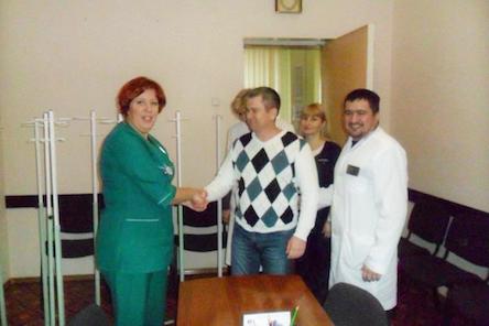 Фото новости: Козырь передал инфекционной больнице штативы для капельниц и призвал меценатов помочь заболевшим гепатитом Свежие новости: Козырь передал инфекционной больнице штативы для капельниц и призвал меценатов помочь заболевшим гепатитом