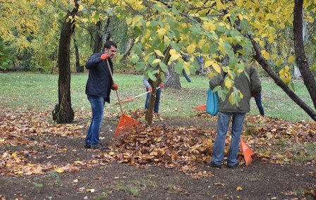 Свежие новости: В Николаеве активисты убрали сквер у Речвокзала и обсудили его развитие