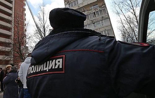 Свежие новости: В российском Колпино местный житель взял в заложники шестерых детей и угрожает им топором и ножом