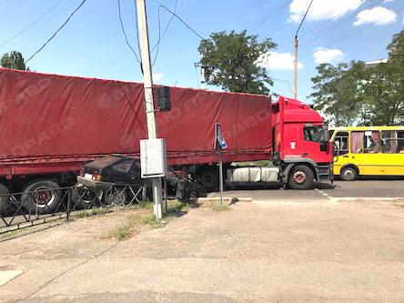 Фото новости: В центре Вознесенска произошла авария Свежие новости: В центре Вознесенска произошла авария