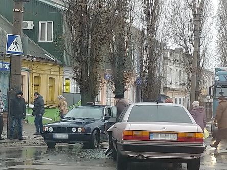 Свежие новости: В центре Николаева на перекрестке столкнулись «BMW» и «Audi»