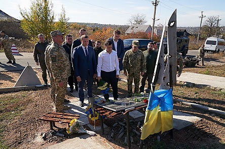 Фото новости: ФОТО: Президент Зеленский в День защитника Украины побывал на передовой на Донбассе Свежие новости: ФОТО: Президент Зеленский в День защитника Украины побывал на передовой на Донбассе