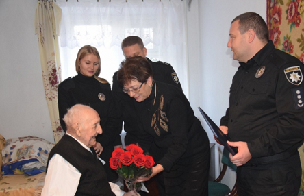Свежие новости: Николаевские полицейские поздравили ветерана МВД со 100 летним юбилеем