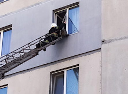 Свежие новости: В Николаеве спасателям пришлось лезть в окно на пятом этаже, чтобы прийти на помощь женщине