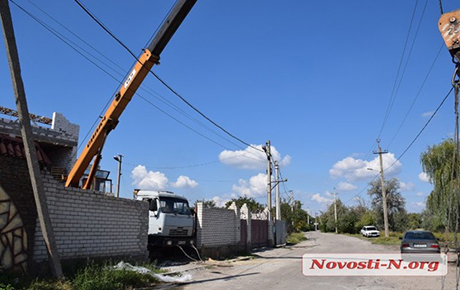 Свежие новости: В Николаеве кран задел линию электропередач, погиб рабочий