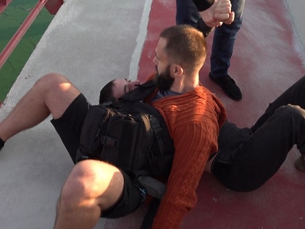 Свежие новости: Пьяный житель Днепра собирался прыгнуть с моста: местный журналист свалил его на землю