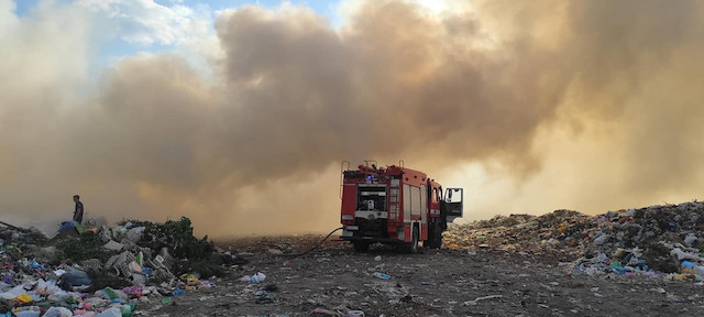 Фото новости: У Вознесенському районі вже тиждень намагаються погасити пожежу на полігоні відходів Свежие новости: У Вознесенському районі вже тиждень намагаються погасити пожежу на полігоні відходів