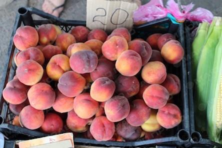 Свежие новости: Цены в Николаеве: персики — от 20 гривен, кочан кукурузы — по 6