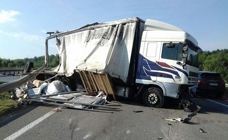 Свежие новости: На Николаевщине столкнулись фургон и грузовик: пострадал водитель