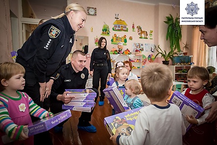 Свежие новости: Николаевские патрульные вместо празднования своего «дня рождения» привезли подарки в дом ребенка