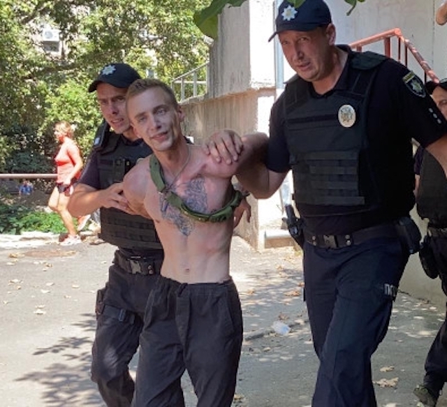 Свежие новости: В Николаеве парень с ножом хотел спрыгнуть с балкона: спустя два часа полицейские его сняли с высоты