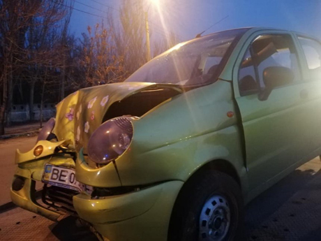 Фото новости: В Николаеве пьяная таксистка врезалась в дерево: пострадал пассажир Свежие новости: В Николаеве пьяная таксистка врезалась в дерево: пострадал пассажир
