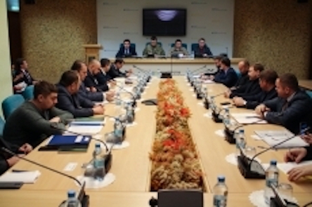 Свежие новости: Министр Омелян надел военную форму и поручил усилить оборону вокзалов, аэропортов и портов