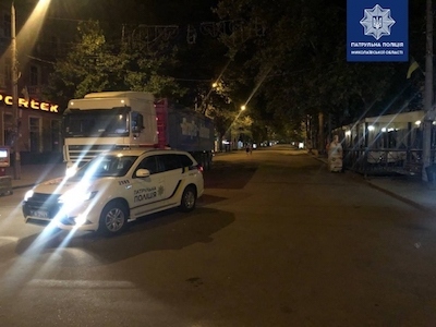 Свежие новости: В Николаеве водитель грузовика решил незаметно срезать дорогу - попался патрульным