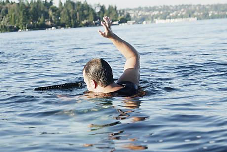 Свежие новости: «Вскрыл вены и пошел плавать», - в Николаеве из Ингула «выловили» пьяного мужчину
