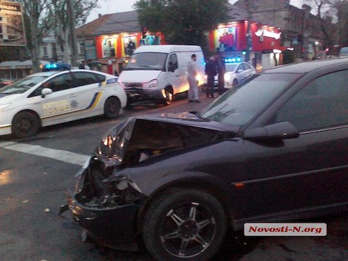 Свежие новости: ДТП в центре Николаева: пьяный водитель на «Опеле» врезался в «Газель»