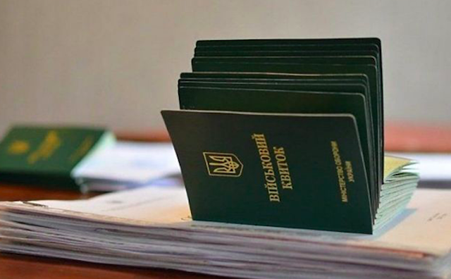 Свежие новости: Чоловіки за кордоном будуть отримувати консульські послуги по-новому