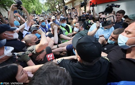 Свежие новости: Дело Стерненко: под судом произошла потасовка