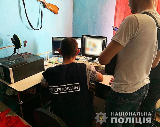Фото новости: В Баштанке полиция со спецназом задержала мошенников, продававших в соцсетях несуществующую одежду Свежие новости: В Баштанке полиция со спецназом задержала мошенников, продававших в соцсетях несуществующую одежду