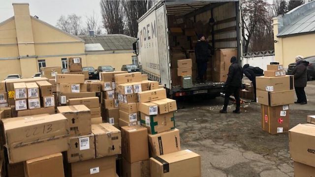 Свежие новости: Контрабандисты под видом искусственных елок ввезли в Украину брендовые товары на 40 млн гривен