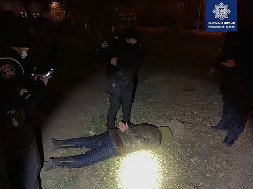 Свежие новости: Николаевские патрульные задержали мужчину, который пытался отобрать у женщины сумку, угрожая ножом