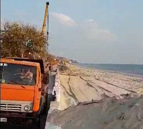 Свежие новости: На пляже курорта Коблево грузовиками воруют песок