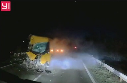 Свежие новости: На трассе под Николаевом фура въехала в маршрутку с пассажирами. Видео столкновения