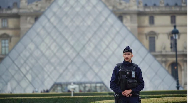 Свежие новости: У Франції затримали злодіїв, які пограбували Лувр – ЗМІ