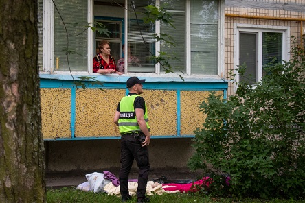 Свежие новости: В Киеве женщина выпала из окна многоэтажки с одеялом и подушкой в руках