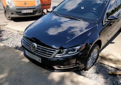 Свежие новости: В Николаеве автомобиль провалился в оставленную рабочими яму