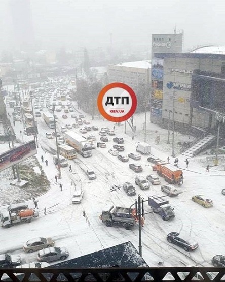 Свежие новости: ВИДЕО: В Киеве снегопад стал причиной 300 ДТП