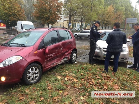 Свежие новости: В Николаеве автомобили после столкновения отбросило на трамвайные пути: движение заблокировано