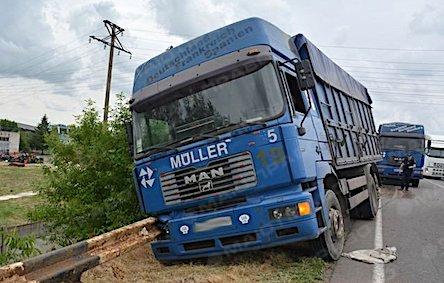 Свежие новости: Под Николаевом грузовик врезался в отбойник