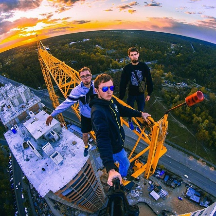 Свежие новости: Киевские подростки продолжают рисковать жизнью ради селфи