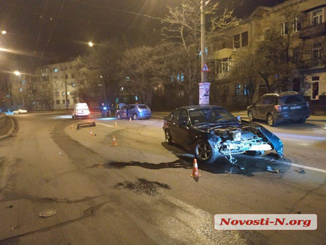 Фото новости: В Николаеве армейский «БМВ» протаранил «Ниссан» Свежие новости: В Николаеве армейский «БМВ» протаранил «Ниссан»