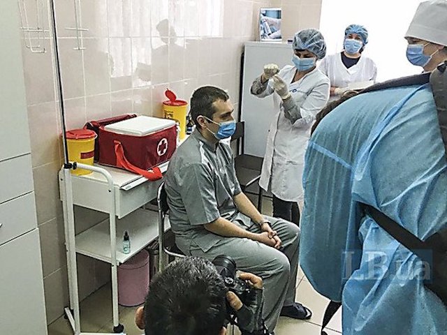 Свежие новости: В Украине стартует вакцинация от COVID-19, сделана первая прививка