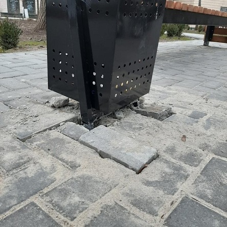 Свежие новости: В Николаеве вандалы «поорудовали» в недавно отреставрированном сквере