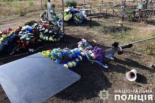 Фото новости: У Первомайську невідомі скоїли наругу над могилами загиблих на війні військовослужбовців Свежие новости: У Первомайську невідомі скоїли наругу над могилами загиблих на війні військовослужбовців