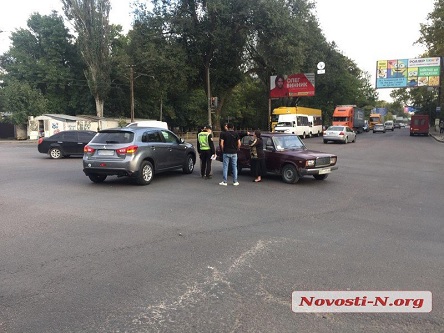 Фото новости: В Николаеве блондинка на Mitsubishi протаранила «Жигули» Свежие новости: В Николаеве блондинка на Mitsubishi протаранила «Жигули»